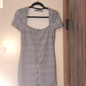 Very cute black and white zip dress